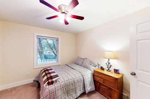 um quarto com uma cama e uma ventoinha de tecto em Shelburne Bay Stay & Play em South Burlington