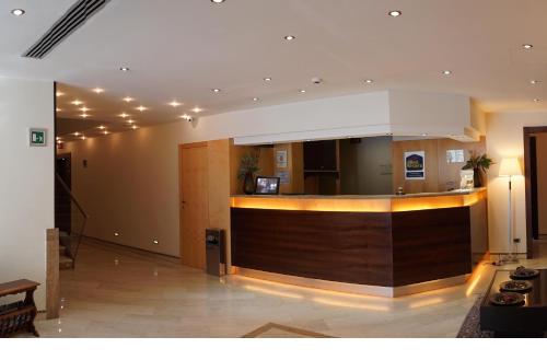 uma grande cozinha com um balcão num quarto em Suites & Residence Hotel em Pozzuoli