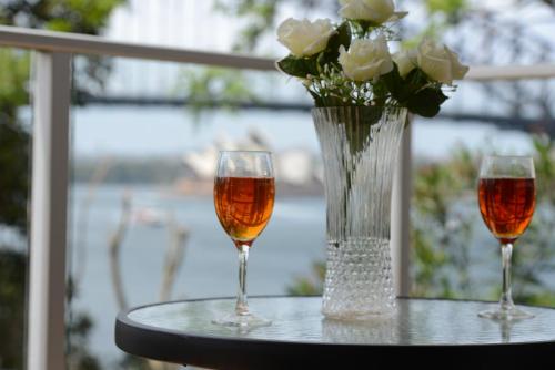 Minuman di Sydney Stage - Opera House & Harbour Bridge from Your Window