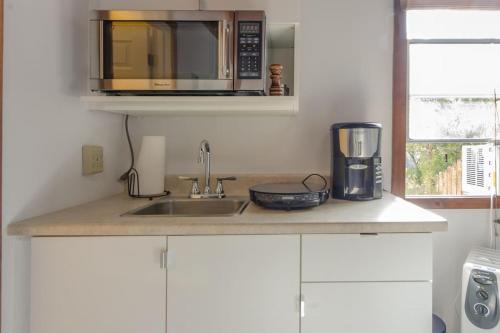 Η κουζίνα ή μικρή κουζίνα στο Studio A mile from the best south Bay Beach