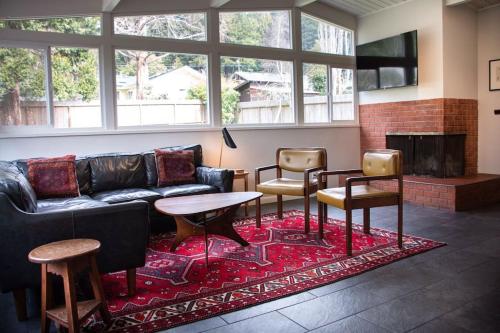Posezení v ubytování Newly Renovated Arcata Sunny Mid-Century Gem