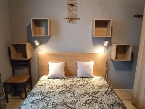 1 dormitorio con 1 cama con 2 almohadas en Gîte Fontenoy-le-Château, 3 pièces, 4 personnes - FR-1-589-24, en Fontenoy-le-Château