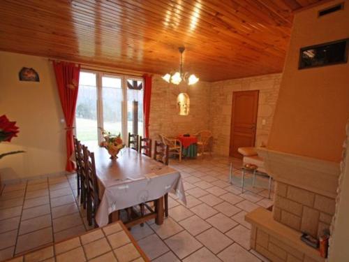 une salle à manger avec une table et des chaises dans une maison dans l'établissement Gîte idéal pour cure thermale, proche port de plaisance, terrasse et grand terrain. - FR-1-589-69, à Fontenoy-le-Château