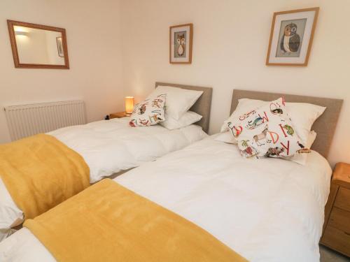 2 Betten nebeneinander in einem Zimmer in der Unterkunft Bronte House in Carnforth