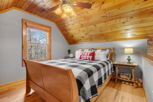 um quarto com uma cama e um tecto de madeira em Casa Tweetsie em Banner Elk