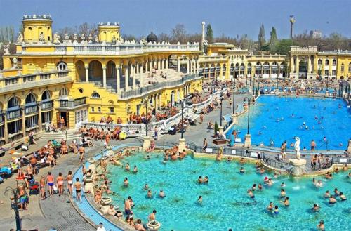 una grande piscina in un edificio con persone di FREE GARAGE!!! Downtown apartment near the NEW YORK coffee house a Budapest