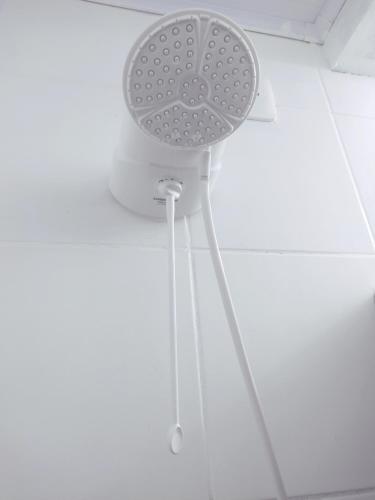 - un siège de douche dans une chambre avec plafond dans l'établissement Casa Excelente Localização Perto Furg,Praia!, à Rio Grande