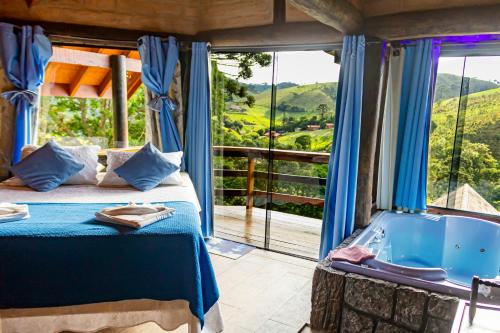 Habitación con cama y vistas a las montañas en Pousada Chalé Sol Nascente, en Santo Antônio do Pinhal