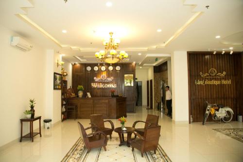 a lobby with a table and chairs in a building at BĂNG BOUTIQUE HOTEL in Thu Dau Mot
