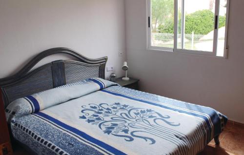 グラン・アラカントにあるBeautiful Home In Gran Alacant With Wifiのベッドルーム1室(青と白の毛布付きのベッド1台付)
