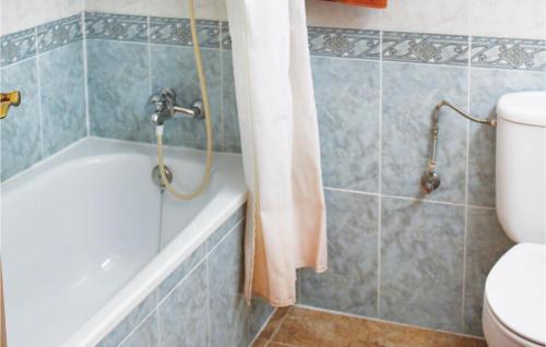 y baño con bañera y aseo. en Awesome Home In Gran Alacant With 2 Bedrooms, Wifi And Outdoor Swimming Pool, en Gran Alacant