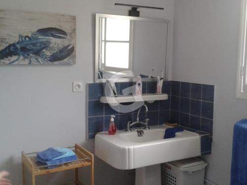 une salle de bain avec un lavabo et un miroir dans l'établissement Maison 6 pers à 200m de la plage du Rocher, La Tranche-sur-Mer – Confort et activités familiales - FR-1-357-234, à La Tranche-sur-Mer