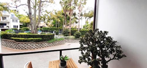 een balkon met planten en uitzicht op een tuin bij Takapuna Accommodation in Auckland