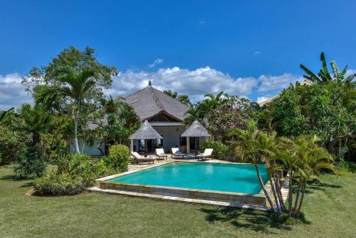 uma piscina em frente a uma villa em Villa Lumba-Lumba1 em Umeanyar