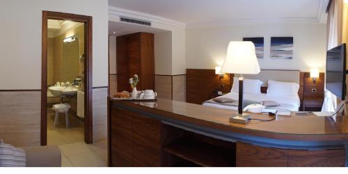 Ένα μπάνιο στο Suites & Residence Hotel