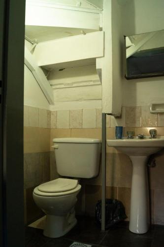 a bathroom with a toilet and a sink at Departamento NAMIVA II in Córdoba