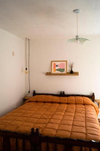 ein Schlafzimmer mit einem Bett in einem Zimmer in der Unterkunft Departamento NAMIVA II in Cordoba