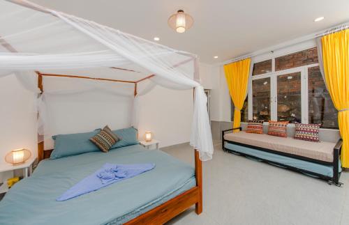 a bedroom with two beds and a window at Homestay Vuon Phap BMT in Buon Ma Thuot
