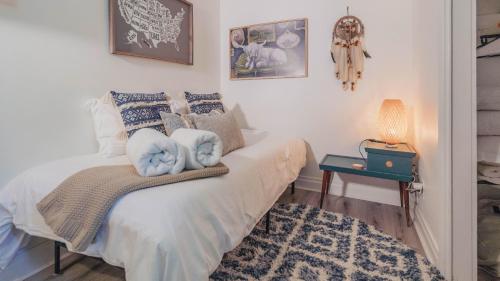 ein Schlafzimmer mit einem Bett mit blauen Kissen darauf in der Unterkunft 1 mile from UAB Hospitals Amenities Galore And King Bed in Birmingham