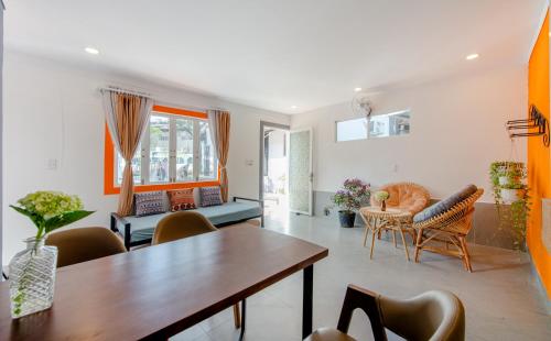 a living room with a table and chairs at Homestay Vuon Phap BMT in Buon Ma Thuot