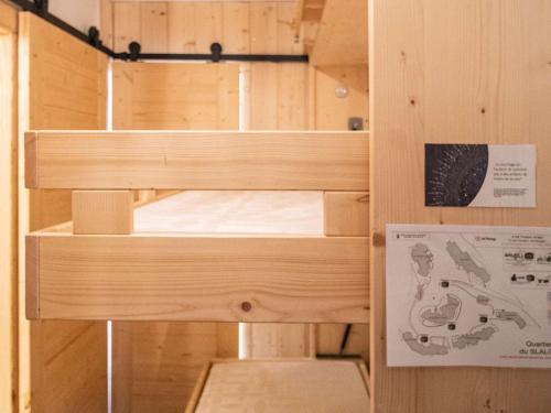 Cette chambre dispose de lits superposés en bois. dans l'établissement Bel appartement rénové 4 pers, cuisine équipée, proche commerces - FR-1-637-56, à Val Thorens