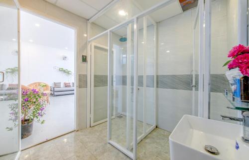 a bathroom with a shower and a sink at Homestay Vuon Phap BMT in Buon Ma Thuot