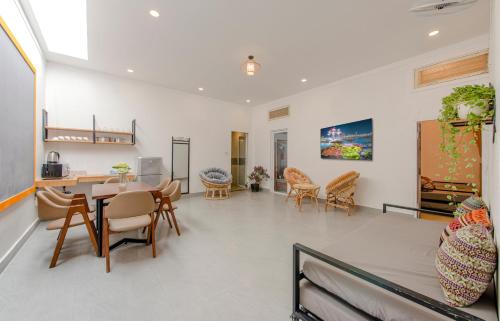 a living room with a table and chairs at Homestay Vuon Phap BMT in Buon Ma Thuot