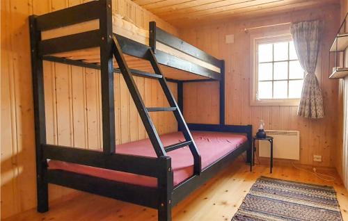 um quarto com um beliche num camarote em 3 Bedroom Awesome Home In Svingvoll em Svingvoll