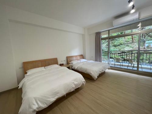 Zhongheにある畔山民宿のベッドルーム1室(ベッド2台、大きな窓付)