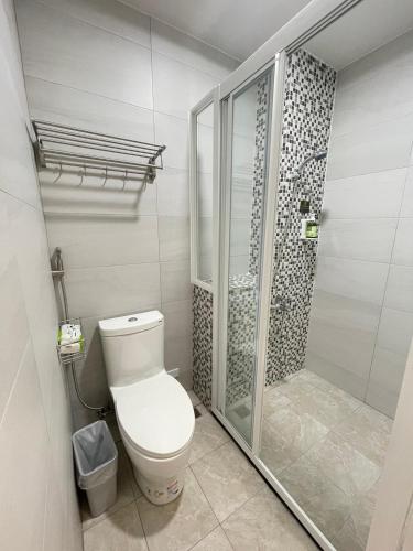 a bathroom with a toilet and a shower at 畔山民宿 in Fenchihu