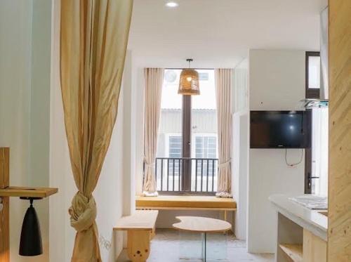 sala de estar con cocina con ventana en the second home of yours, en Hanói