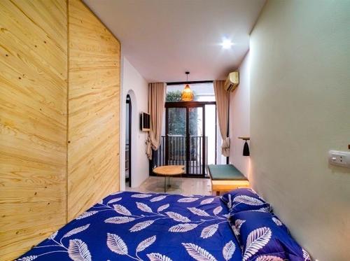 1 dormitorio con 1 cama con sábanas azules y blancas en the second home of yours en Hanoi