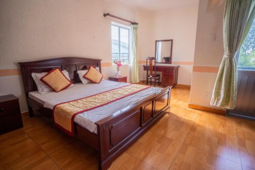 Postel nebo postele na pokoji v ubytování Khách Sạn Bông Sen