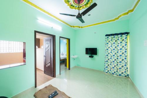 Cette chambre est dotée de murs bleus et d'un plafond avec un ventilateur de plafond. dans l'établissement Ameer Homes, à Pondichéry