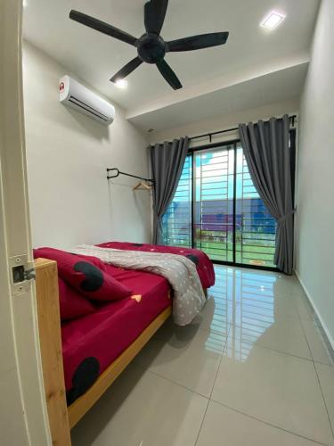 um quarto com uma cama e uma ventoinha de tecto em TERATAK QASEH Meru em Kapar