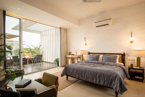 Letto o letti in una camera di La Sierra, 2 & 3BHK Villas near Anjuna & Vagator Beach with Private Pool, Terrace, Garden, Kitchen & Security