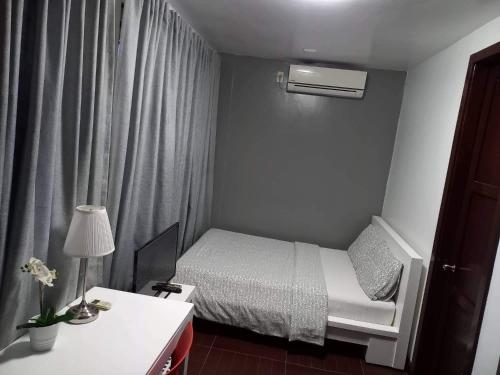 Postel nebo postele na pokoji v ubytování GLC SUITES