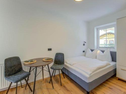 una camera con letto, tavolo e sedie di Leni's Mountain Appartements a Dienten am Hochkönig