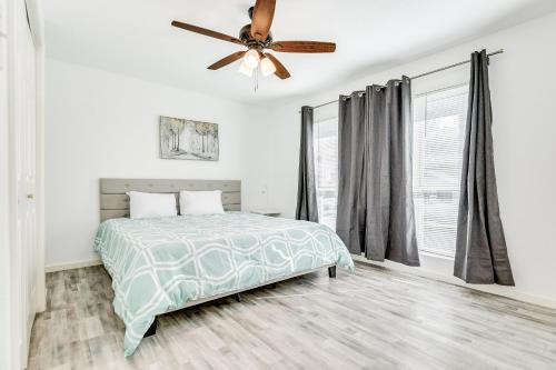 1 dormitorio con 1 cama y ventilador de techo en Bellaire West Retreat, en Houston