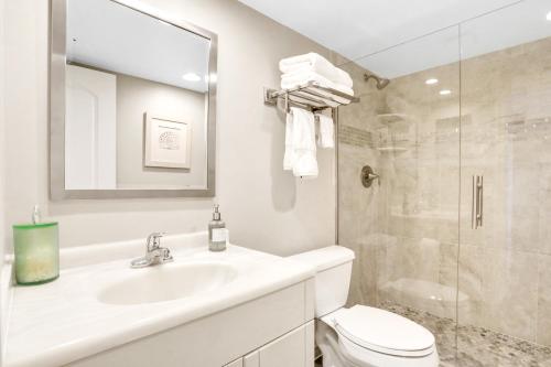 een badkamer met een wastafel, een toilet en een douche bij Gulf Escape in Clearwater Beach