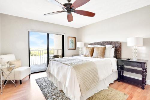 een slaapkamer met een bed en een plafondventilator bij Gulf Escape in Clearwater Beach