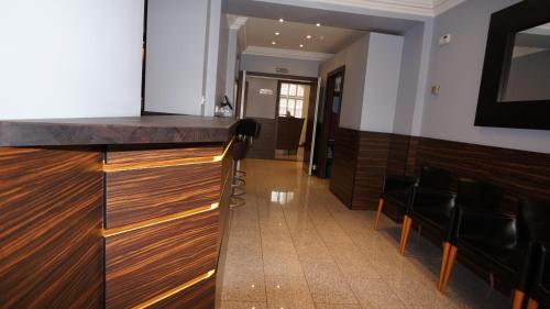 
The lobby or reception area at Crestfield Hotel
