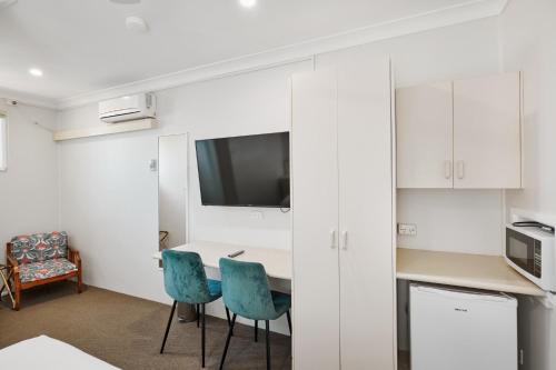 Wingham Motelにあるキッチンまたは簡易キッチン