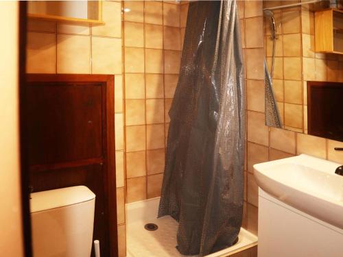La salle de bains est pourvue d'une douche avec rideau de douche noir. dans l'établissement Studio confortable pour 4 au cœur des Orres, accès pistes - FR-1-322-53, aux Orres