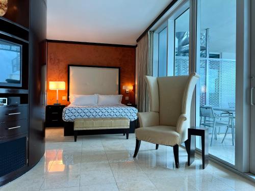 Cama o camas de una habitación en Boutique Suites 3 min walk to beach