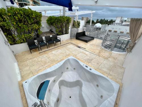 Un balcón o terraza de Boutique Suites 3 min walk to beach