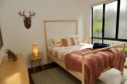 sypialnia z łóżkiem i oknem w obiekcie Fletchers Ridge - Main House w mieście Montville