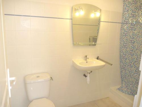 une salle de bain avec toilettes, lavabo et miroir dans l'établissement Studio Charmant à 2 Pas de la Plage avec Terrasse et Parking - FR-1-387-124, à Marseillan