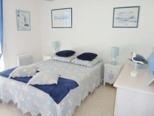 マルセイヤンにあるAppartement Marseillan-Plage, 2 pièces, 4 personnes - FR-1-387-65のベッドルーム1室(青い枕のベッド1台付)