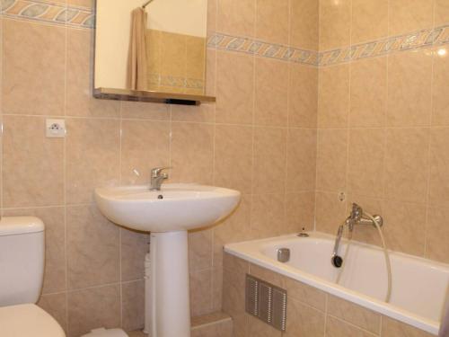 une salle de bain avec un lavabo, des toilettes et une baignoire dans l'établissement Appartement 3 pièces avec piscine, proche plage et commerces - Villeneuve-Loubet, idéal pour 4 personnes - FR-1-252A-40, à Villeneuve-Loubet